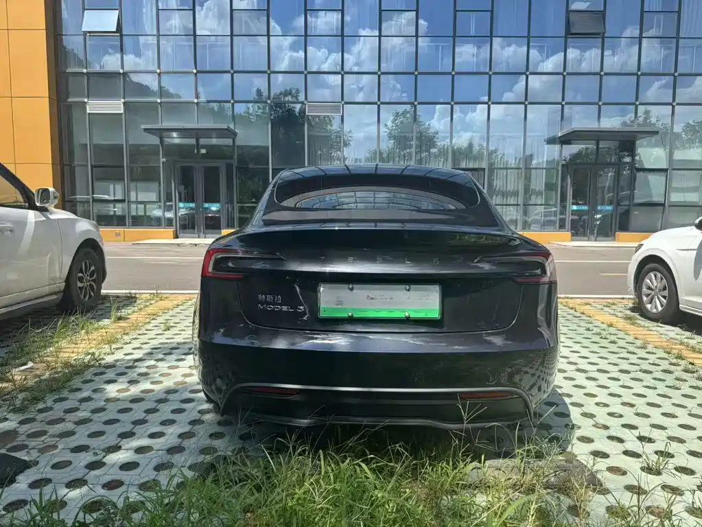 Tesla Model 3 — миниатюра 8