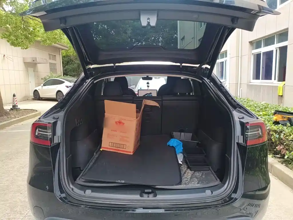 Tesla Model Y — миниатюра 19