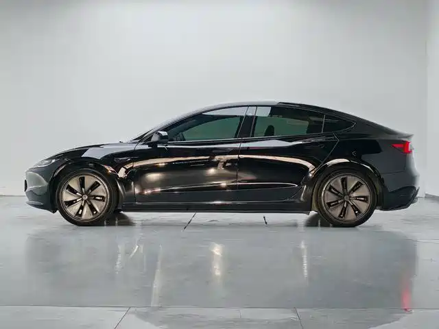 Tesla Model 3 — миниатюра 10