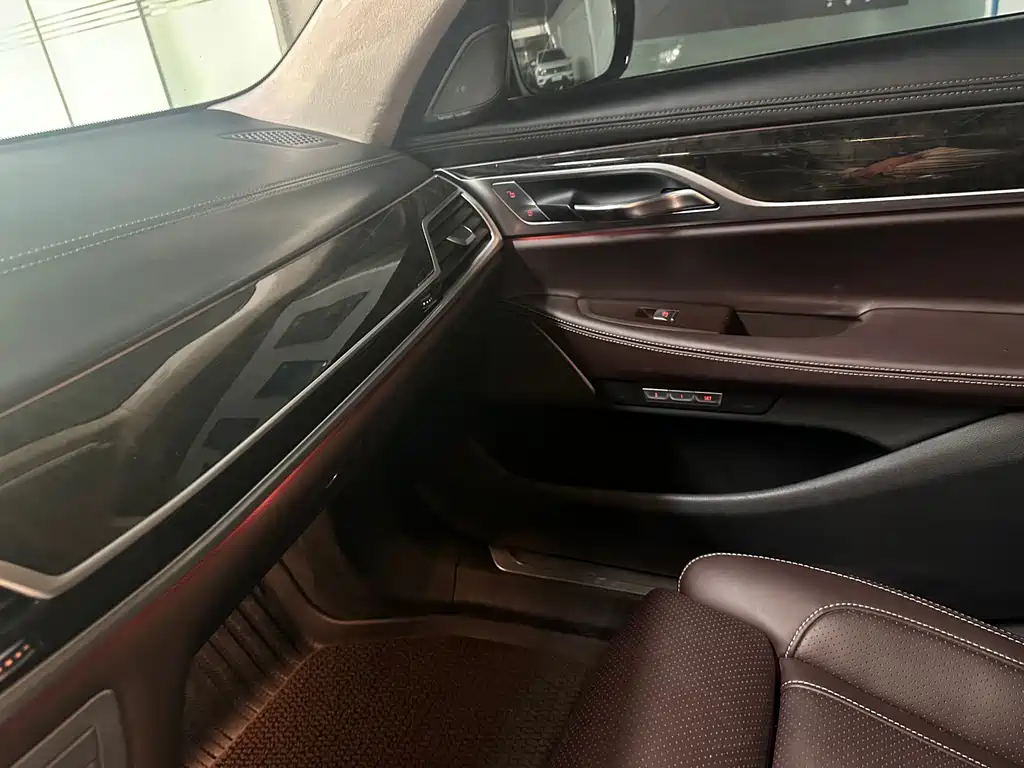 BMW 7 Series — миниатюра 17