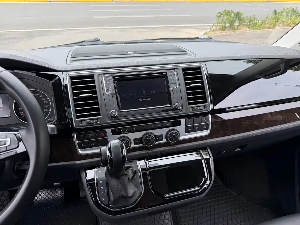 Volkswagen Multivan — миниатюра 10