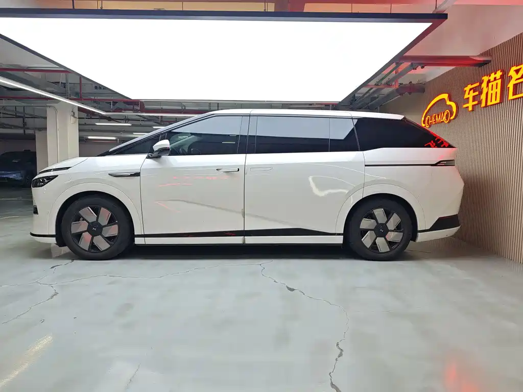XPeng X9 — миниатюра 6