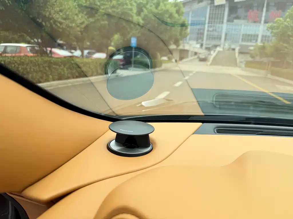Aston Martin DB11 — миниатюра 13