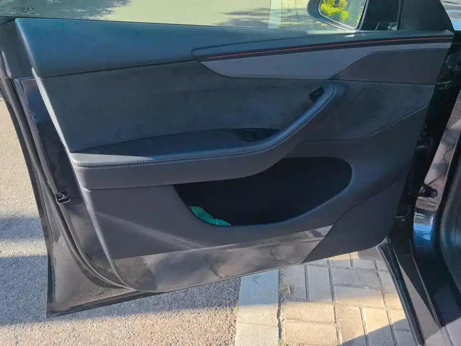 Tesla Model Y — миниатюра 7