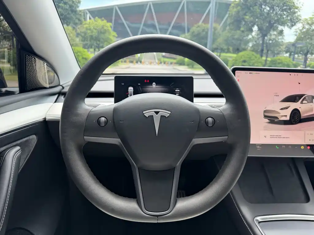 Tesla Model Y — миниатюра 21