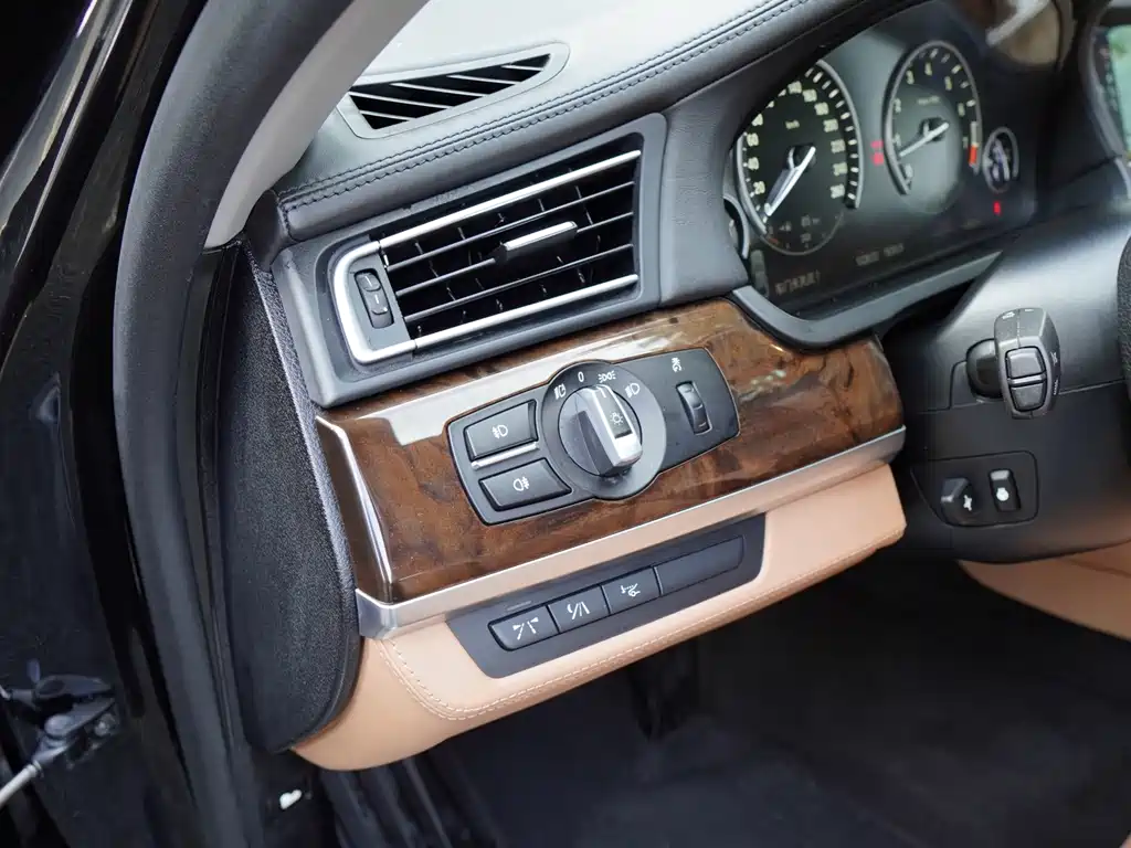 BMW 7 Series — миниатюра 24