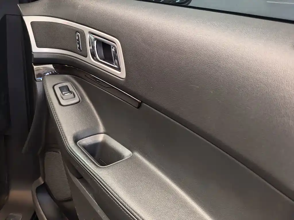 Ford Explorer (Import) — миниатюра 19
