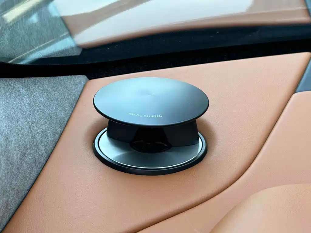Aston Martin DB11 — миниатюра 21