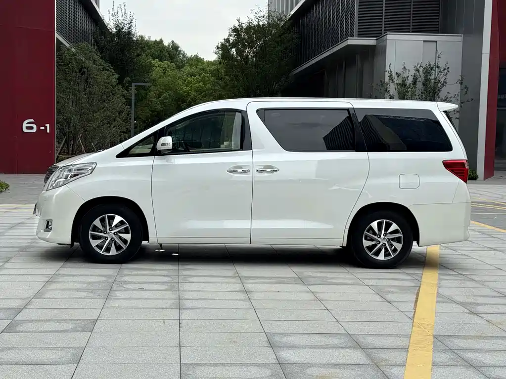 Toyota Alphard — миниатюра 7