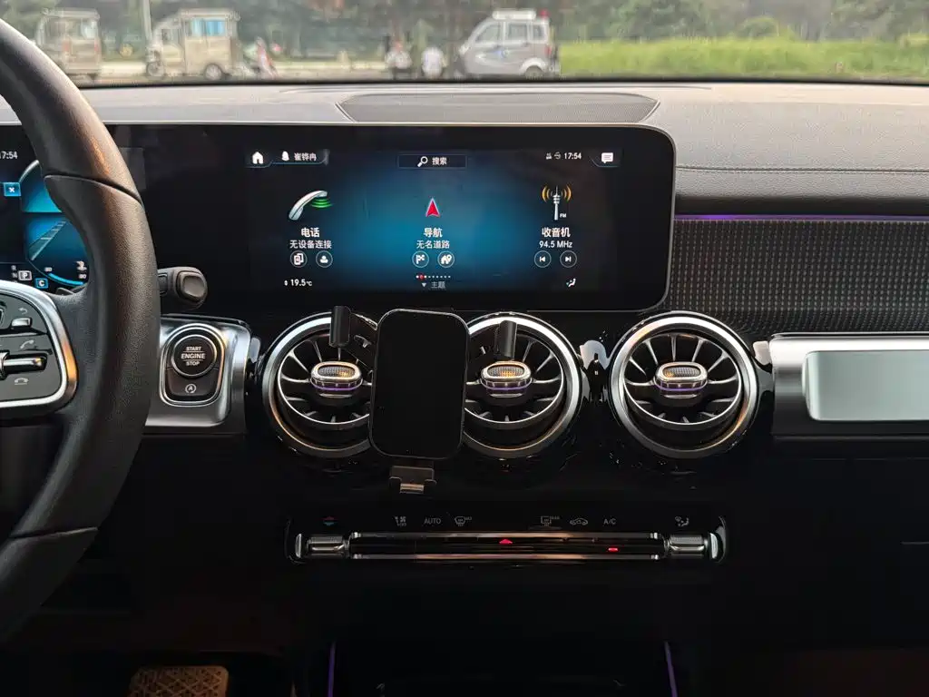 Mercedes-Benz GLB — миниатюра 24
