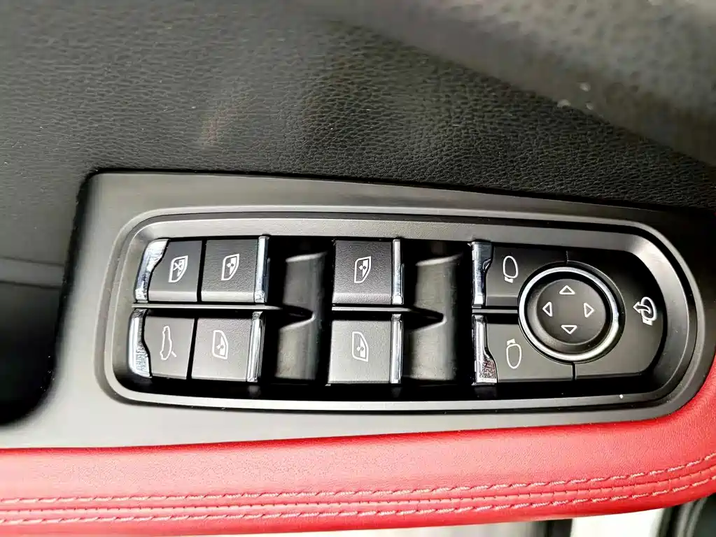 Porsche Macan — миниатюра 17
