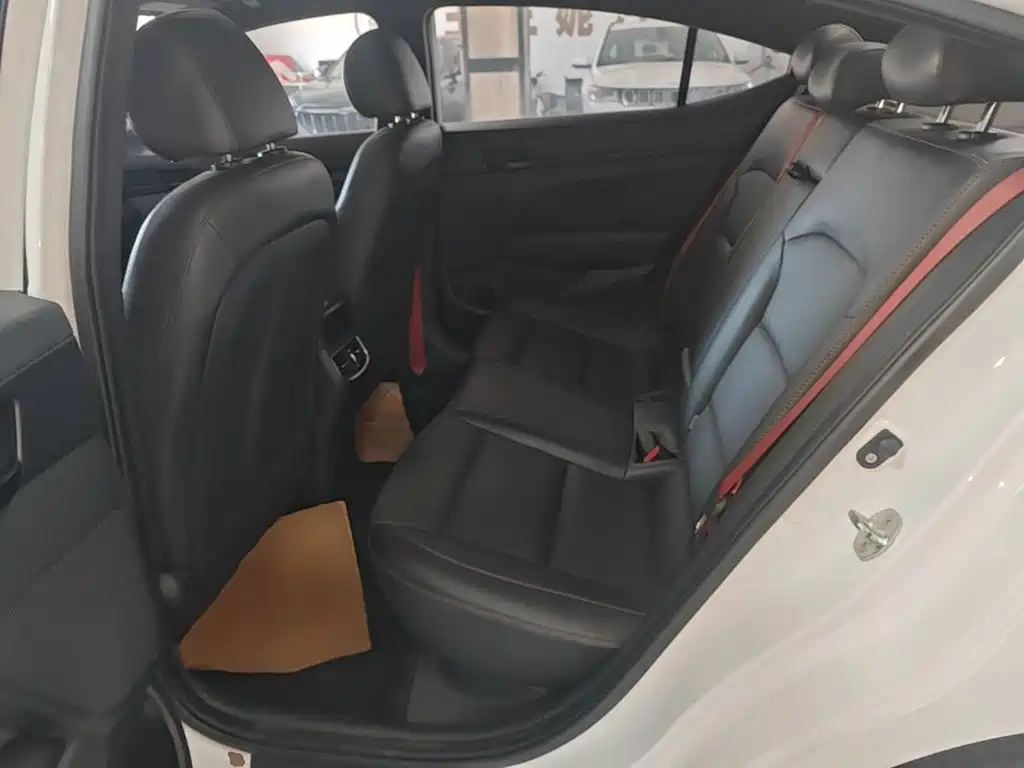 Hyundai Elantra — миниатюра 17