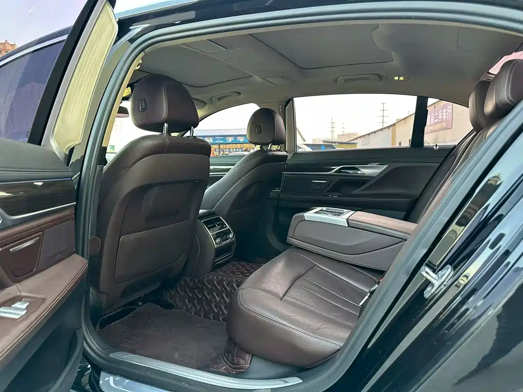 BMW 7 Series — миниатюра 6