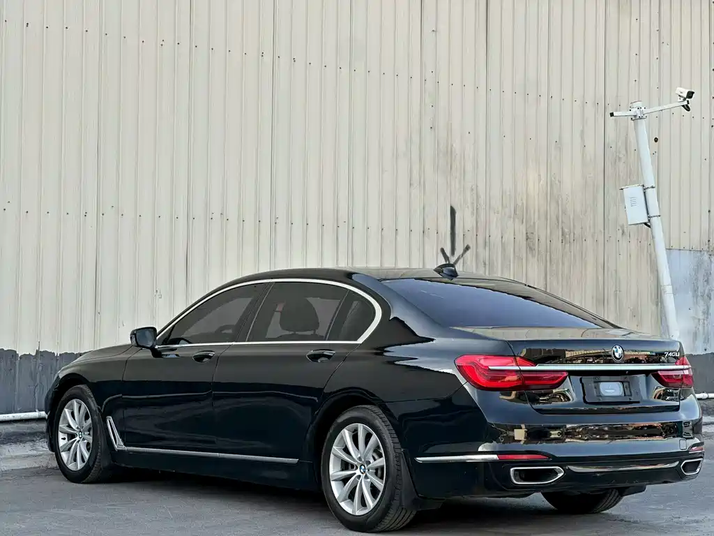 BMW 7 Series — миниатюра 9