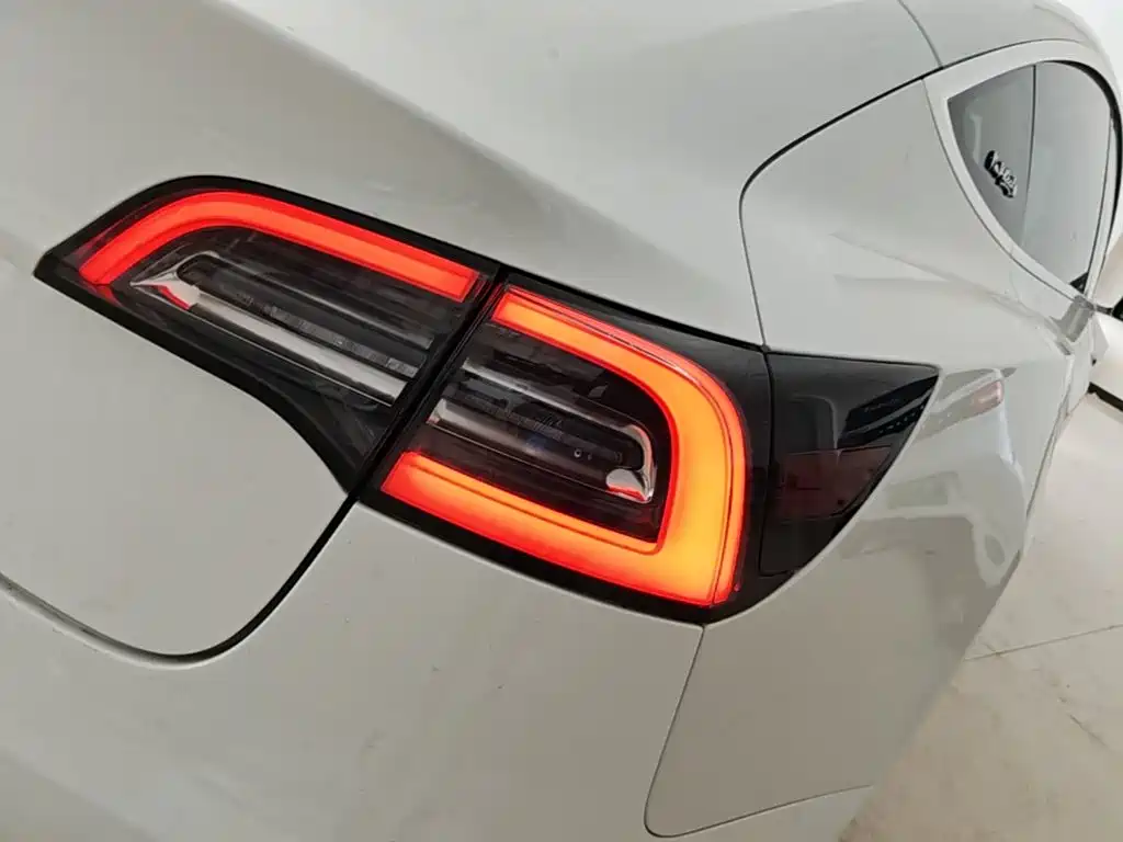Tesla Model 3 — миниатюра 8
