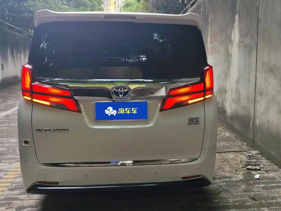 Toyota Alphard — миниатюра 4