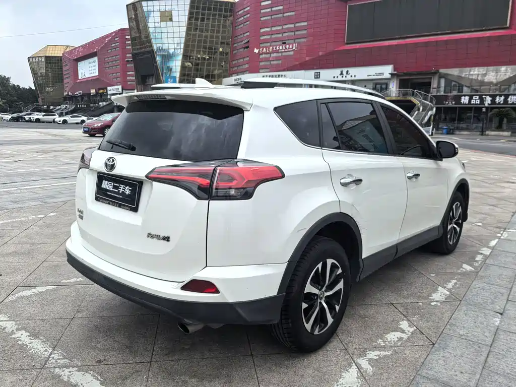 Toyota RAV4 - фото 4