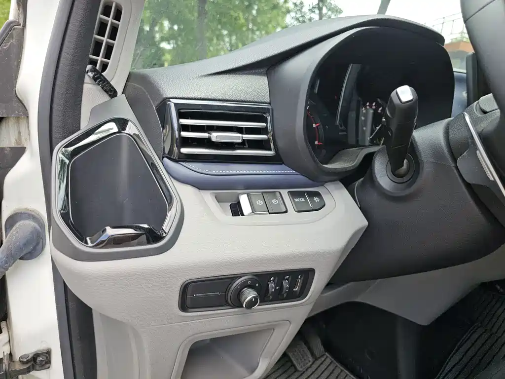 MAXUS V70 — миниатюра 17