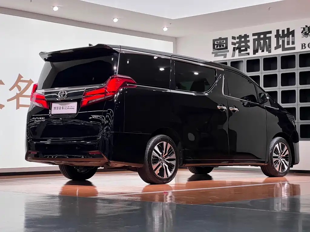 Toyota Alphard — миниатюра 7