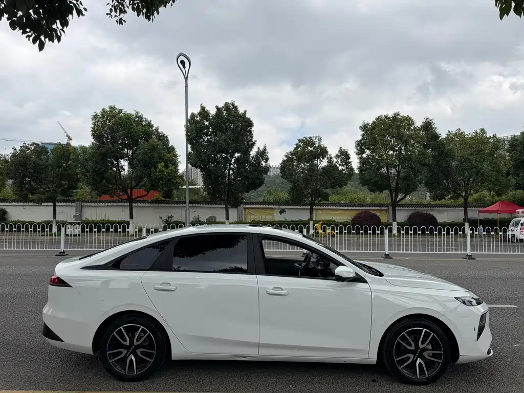 Roewe Young Wai D6 — миниатюра 3