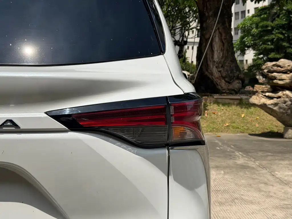 Toyota Granvia 2.5L Hybrid Comfort Edition, фото 6