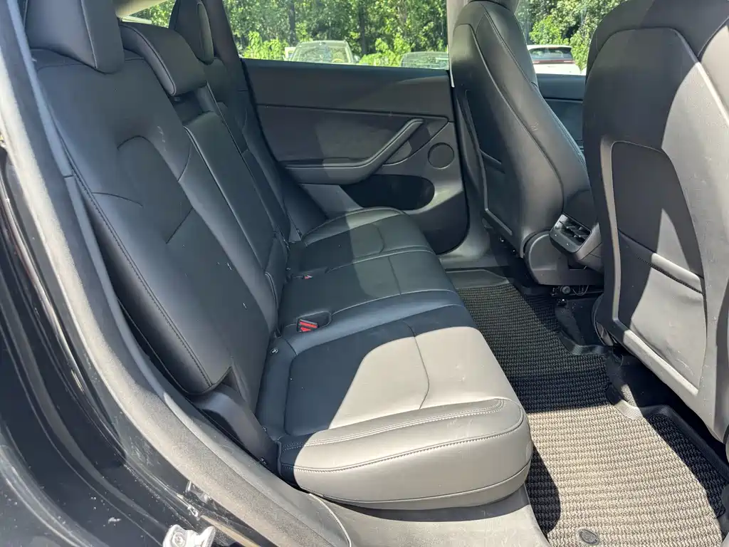 Tesla Model Y — миниатюра 15