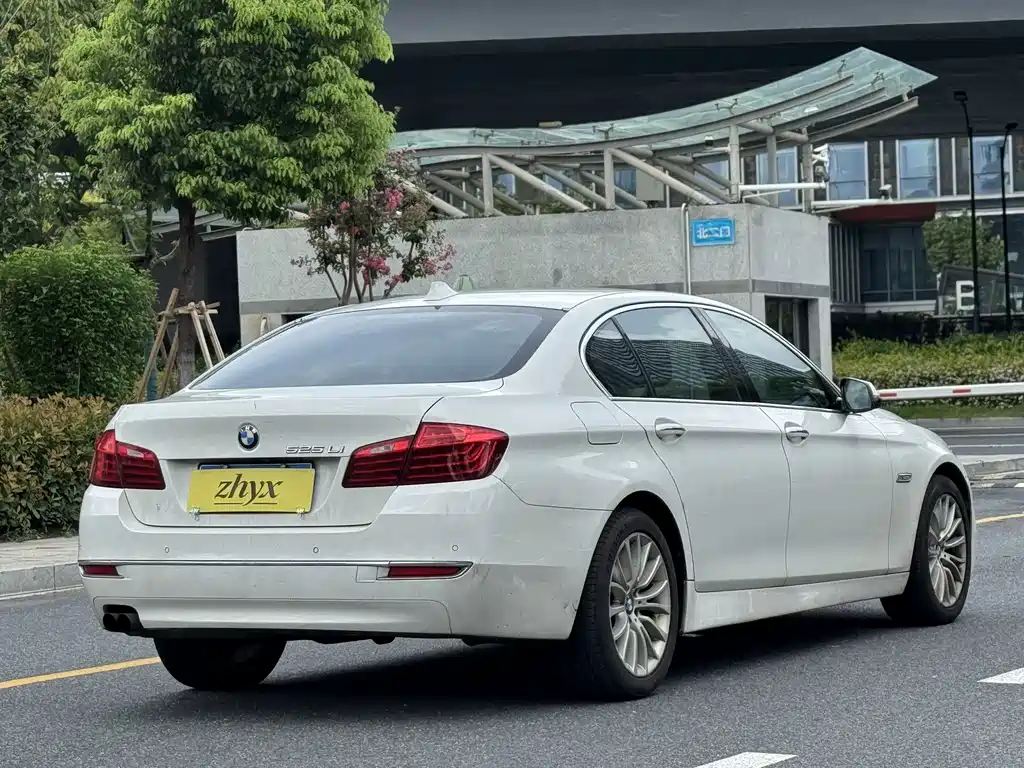BMW 5 Series — миниатюра 7
