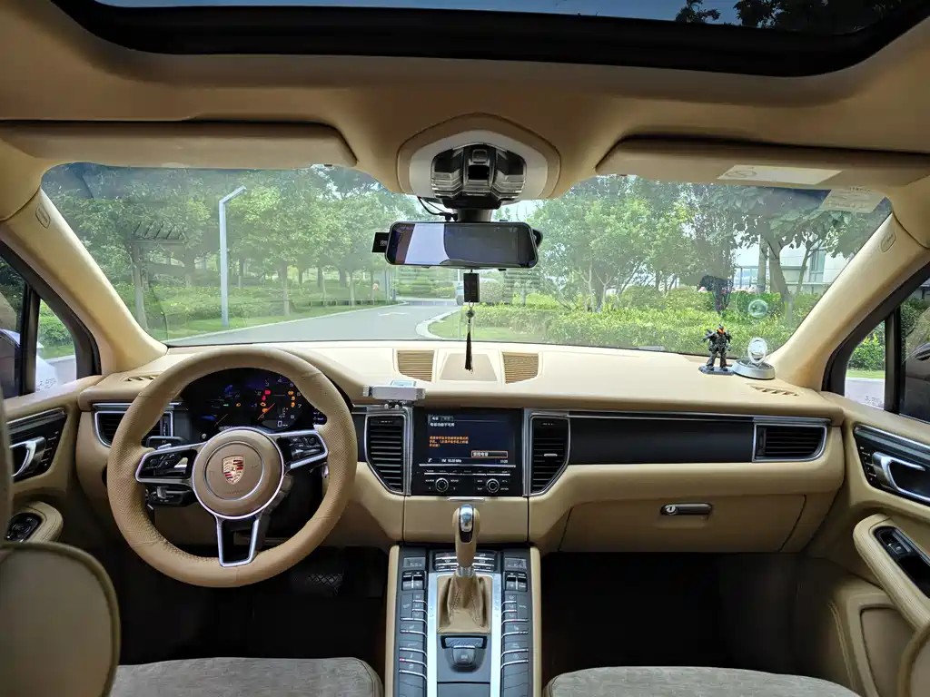 Porsche Macan — миниатюра 10