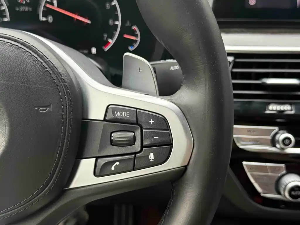 BMW 5 Series — миниатюра 13