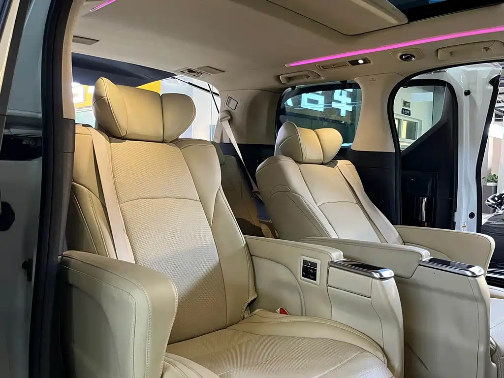Toyota Alphard — миниатюра 5