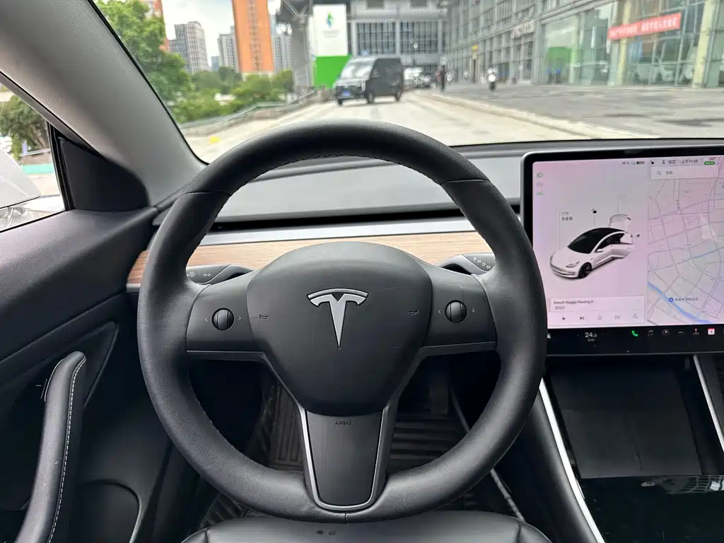 Tesla Model 3 — миниатюра 7