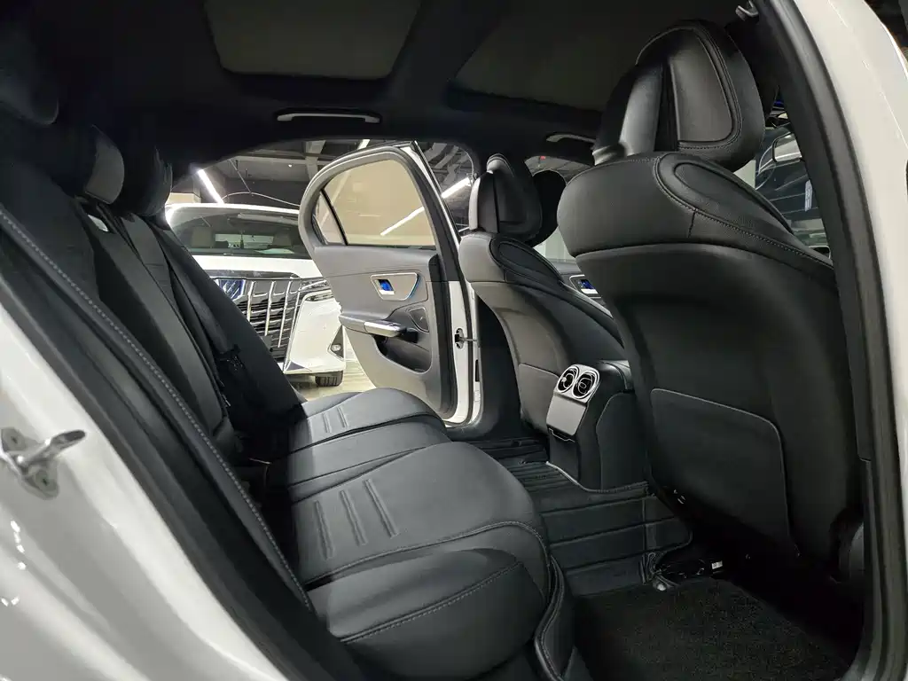 Mercedes-Benz C-Class — миниатюра 13