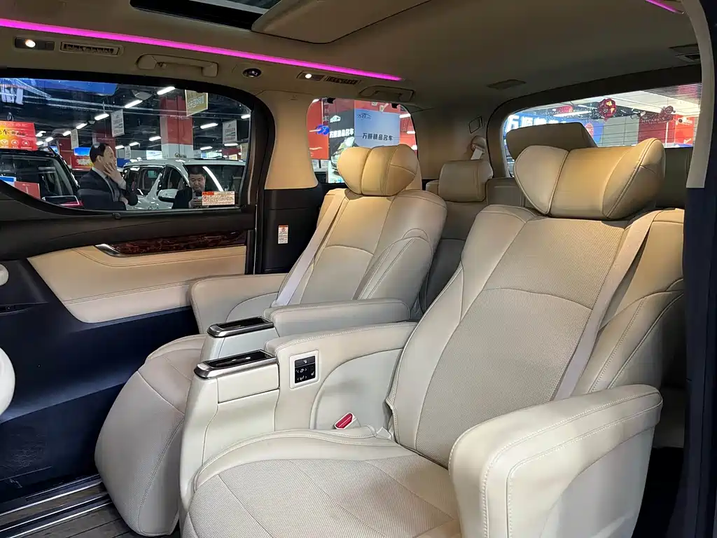 Toyota Alphard — миниатюра 8