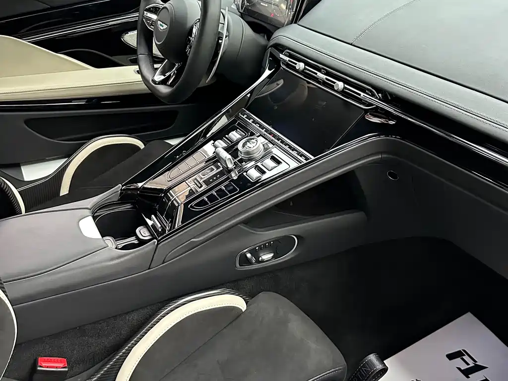 Aston Martin DB12 — миниатюра 5