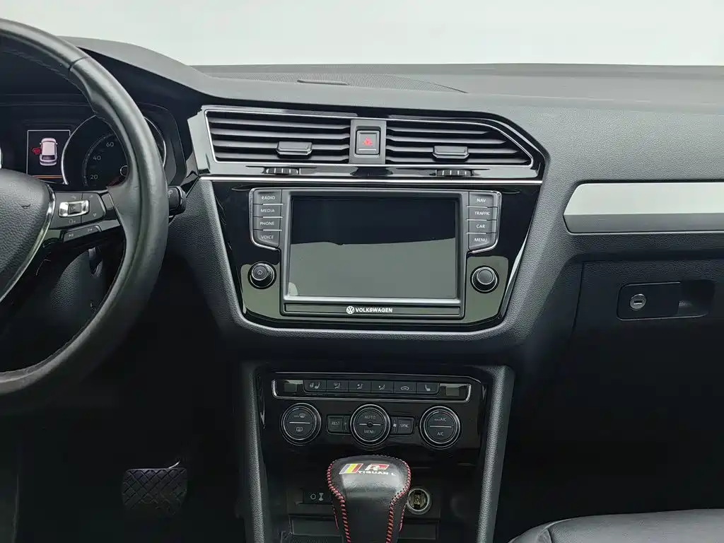 Volkswagen Tiguan L — миниатюра 12