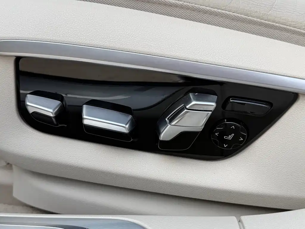 BMW 7 Series 7 2016 750Li xDrive мест