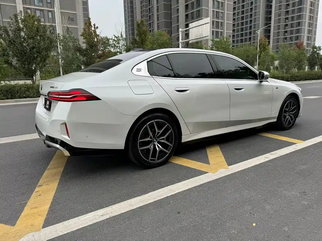 BMW i5 — миниатюра 9