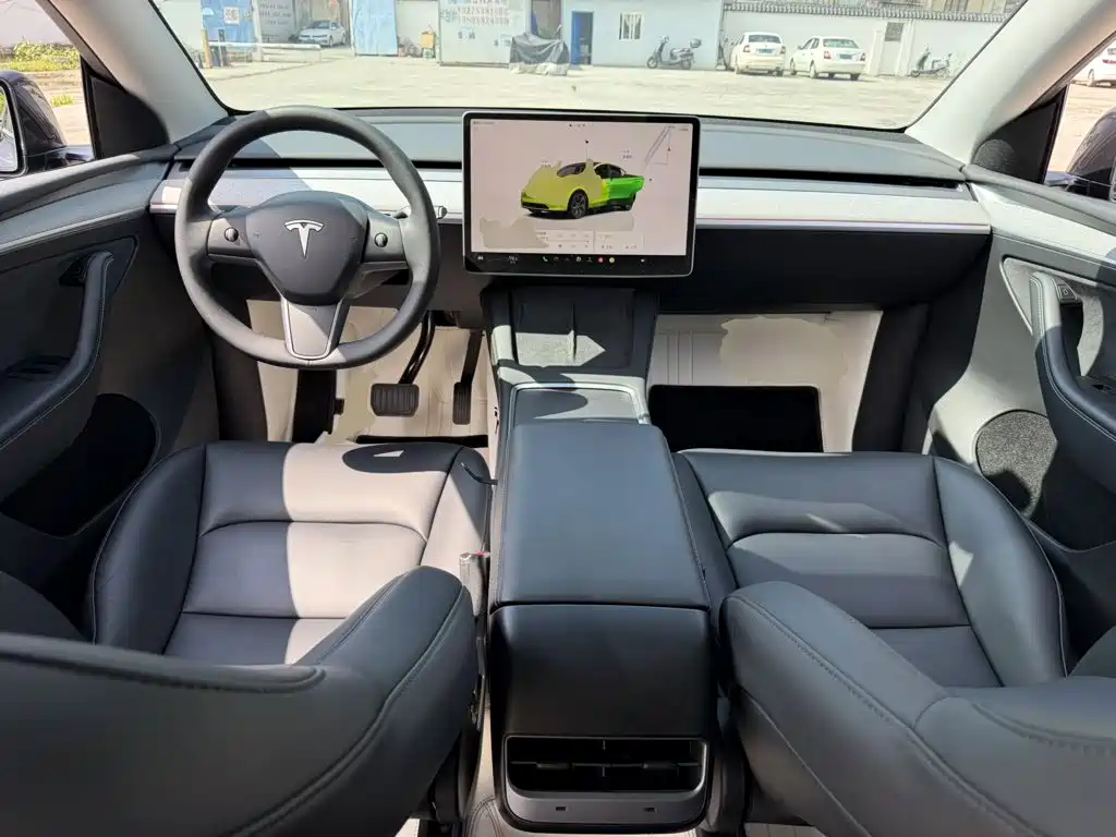 Tesla Model Y — миниатюра 10