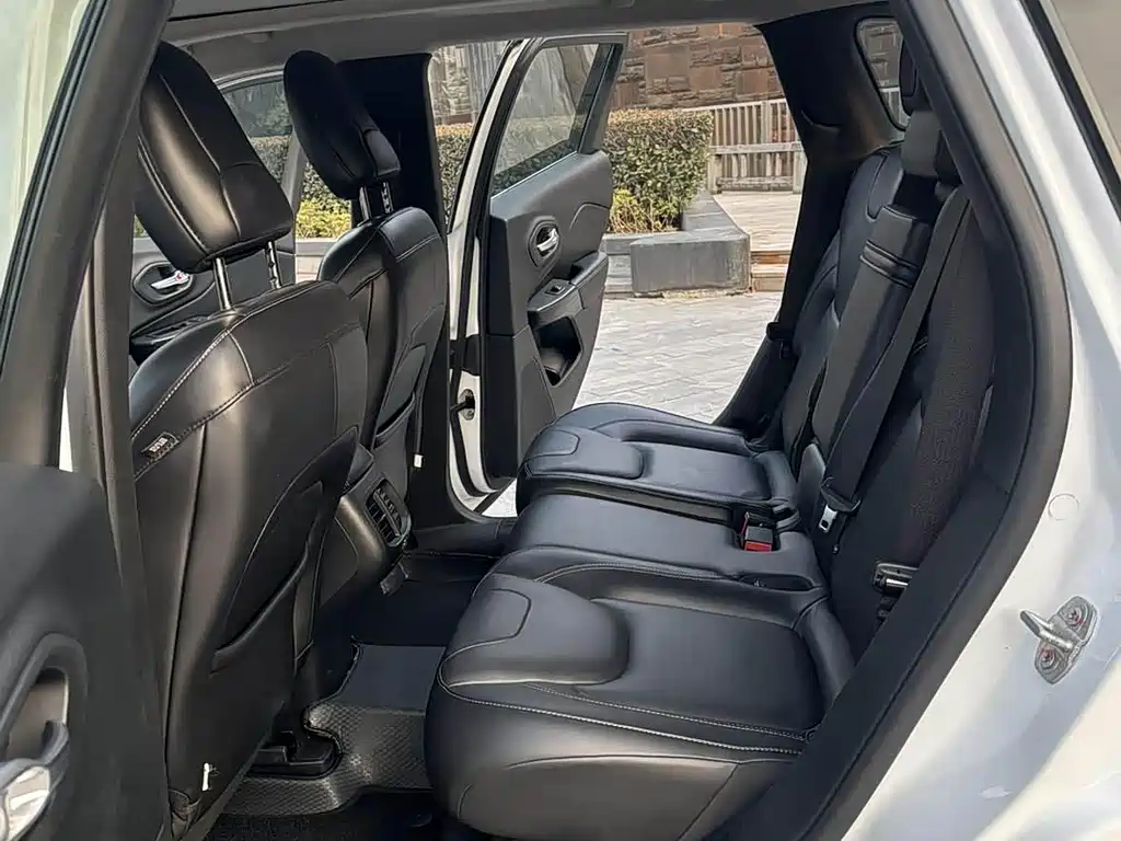 Jeep Cherokee (Import) — миниатюра 17