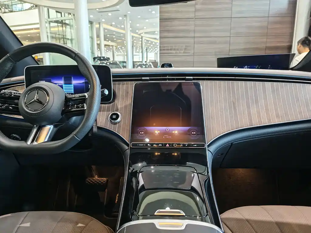 Mercedes-Benz EQE SUV — миниатюра 10