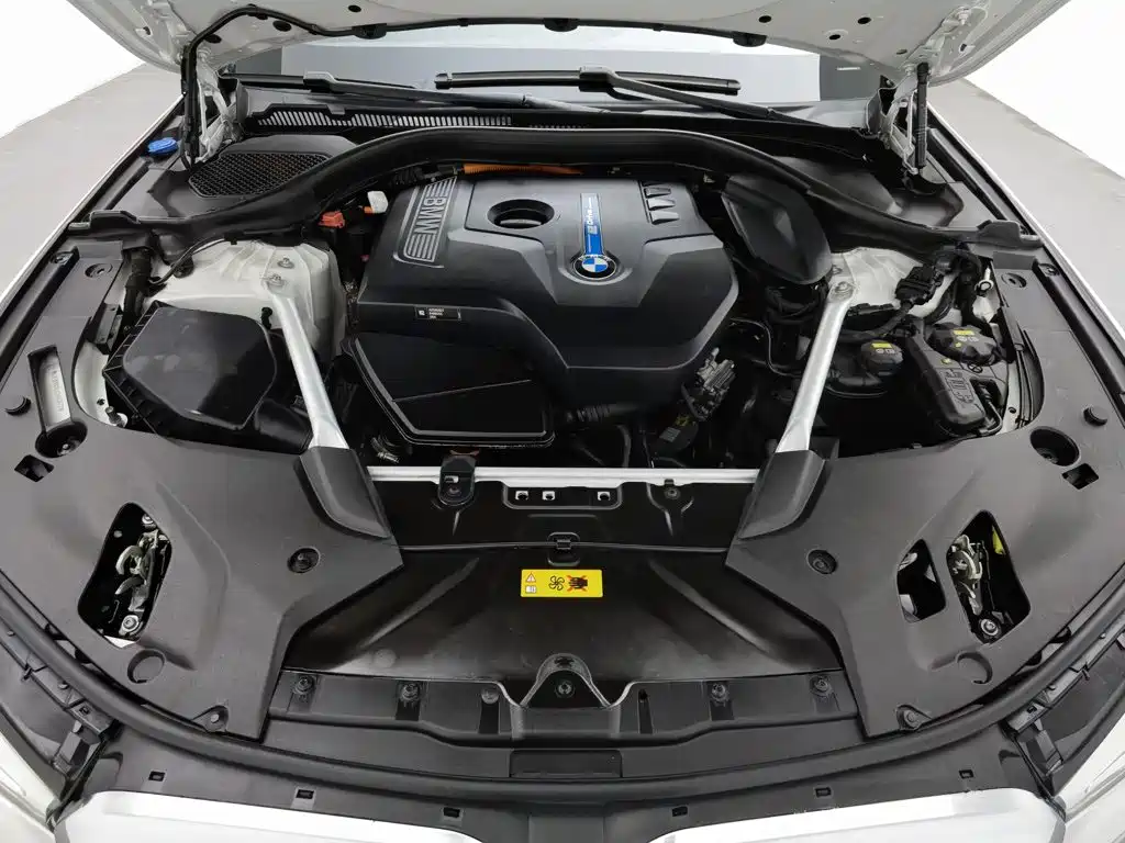 BMW 5 Series New Energy — миниатюра 6