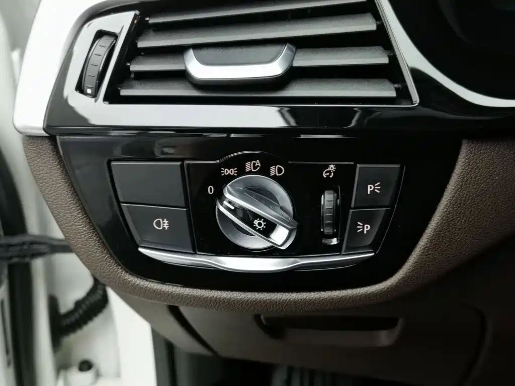 BMW 5 Series New Energy — миниатюра 21