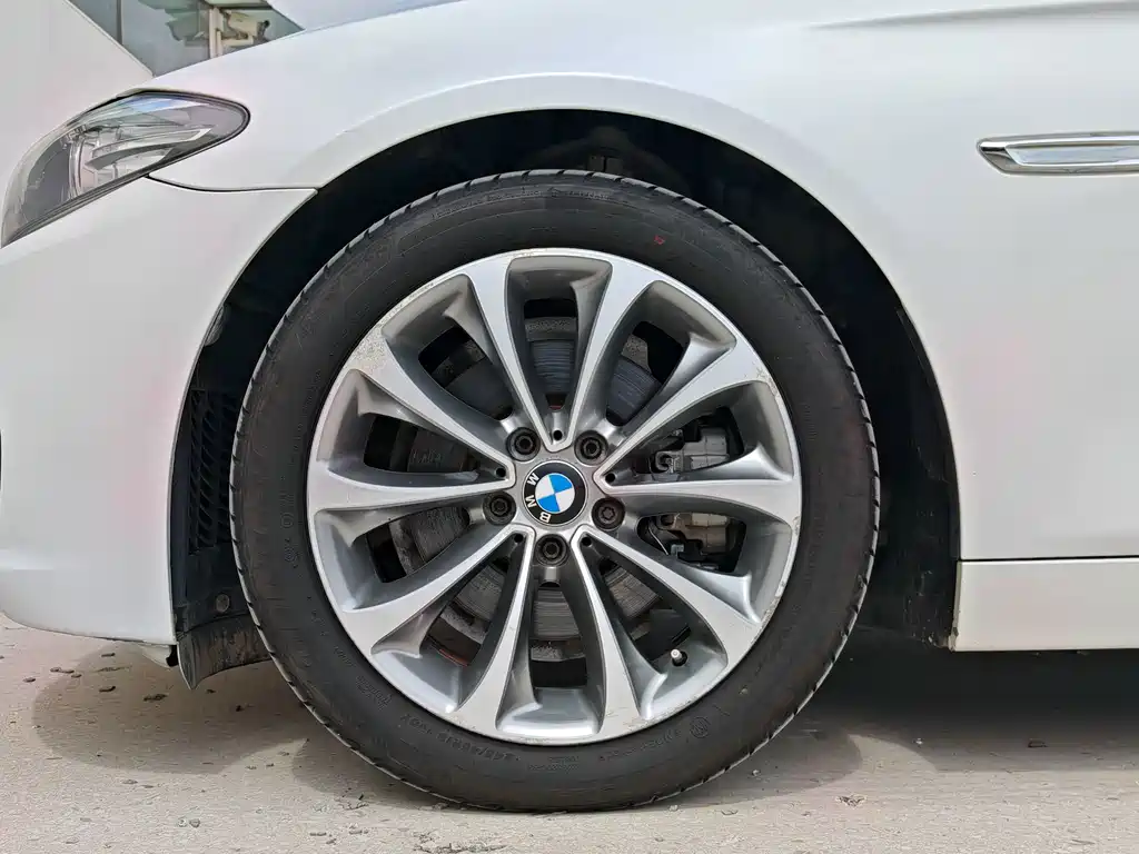 BMW 5 Series — миниатюра 10