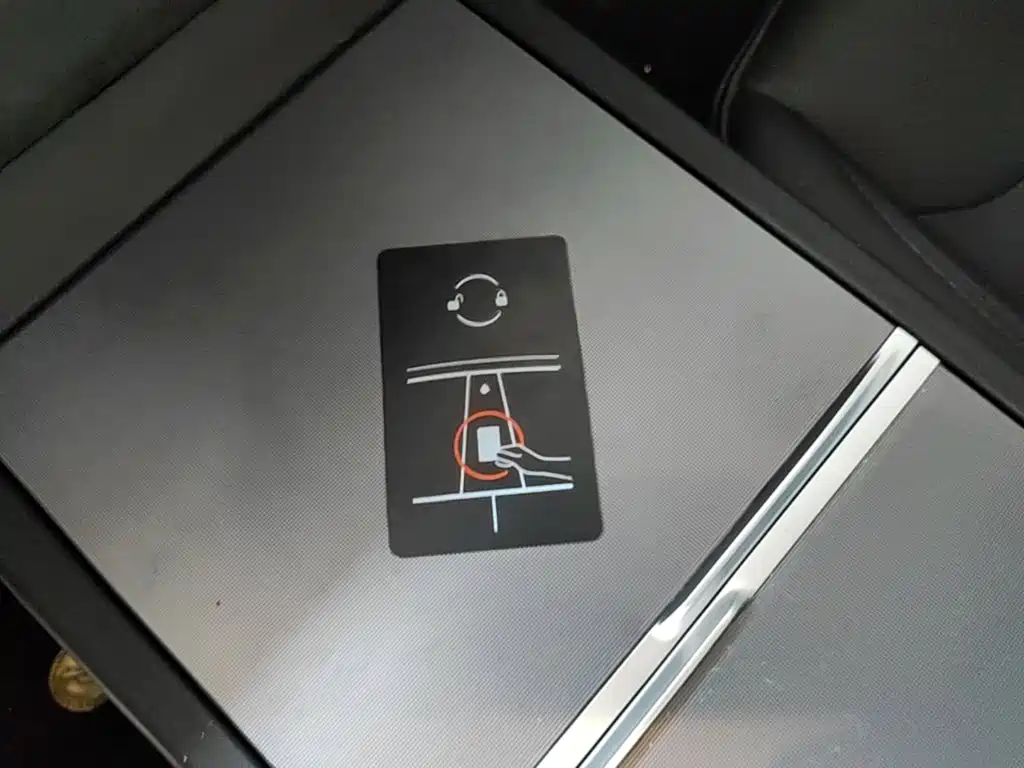 Tesla Model Y — миниатюра 9