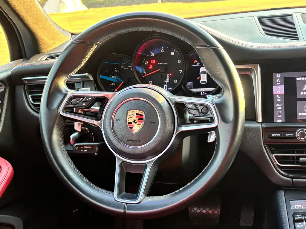 PORSCHE MACAN