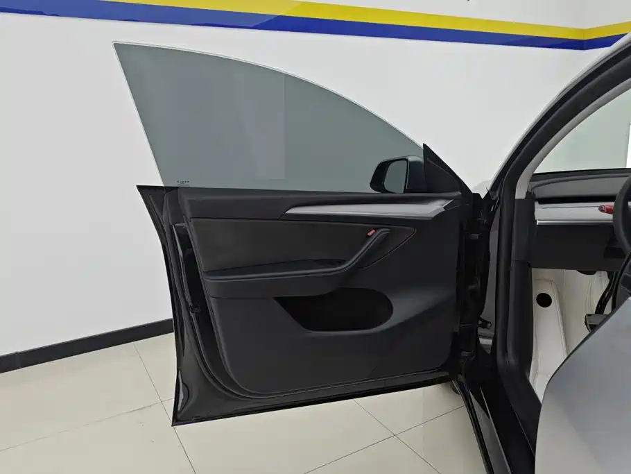 Tesla Model Y — миниатюра 7