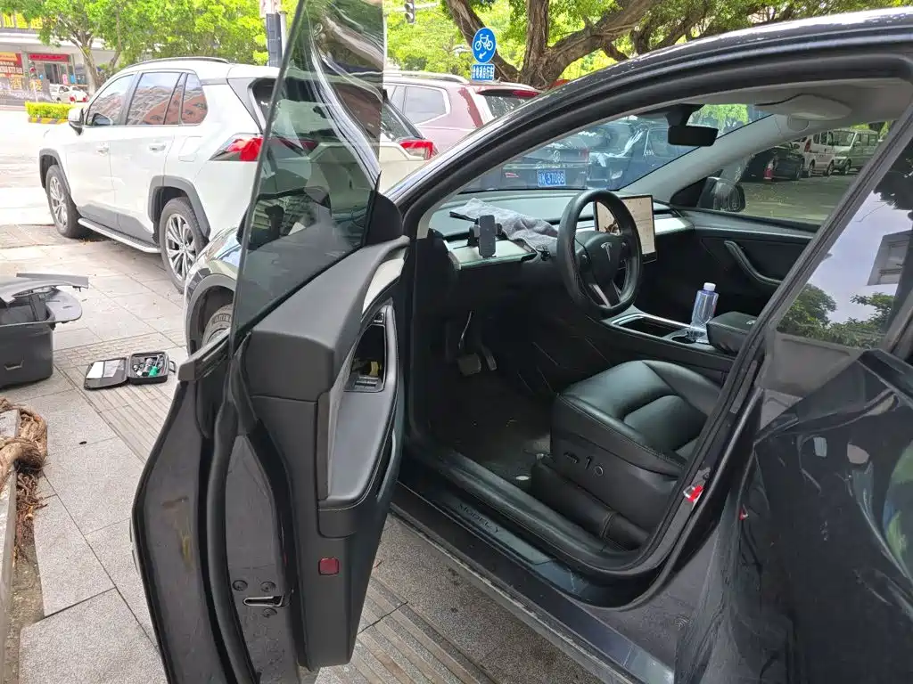 Tesla Model Y — миниатюра 12