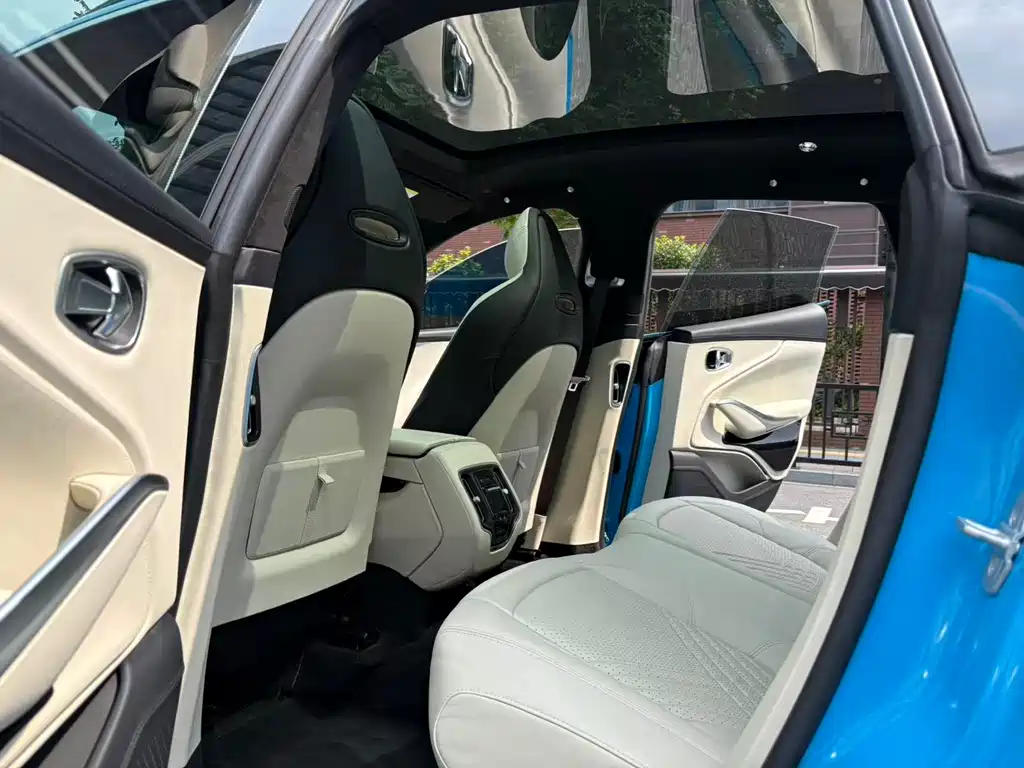 Aston Martin DBX — миниатюра 12