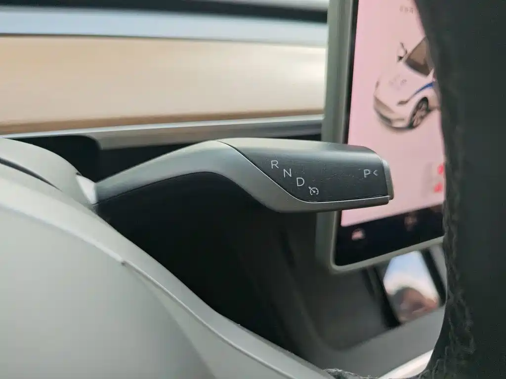 Tesla Model Y — миниатюра 15