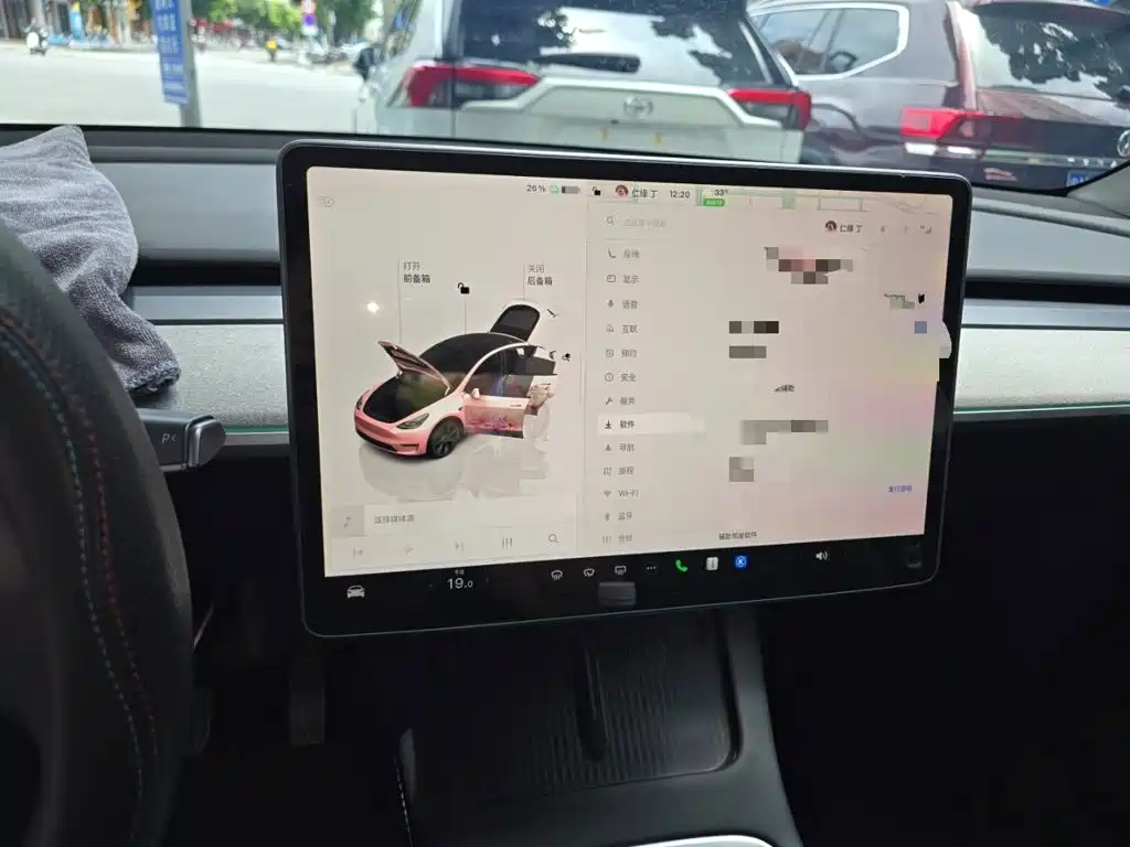 Tesla Model Y — миниатюра 9